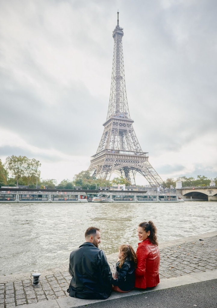 Traveler's Family en la Torre Eiffel